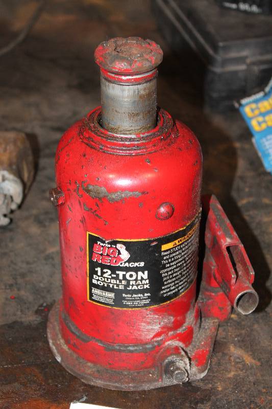lot 43 image: Torin Big Red 12-Ton Double Ram Bottle Jack