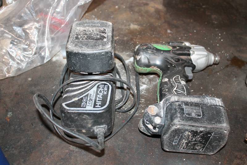 lot 45 image: Hitachi 7.2V Cordless Drill w Batteries, Charger