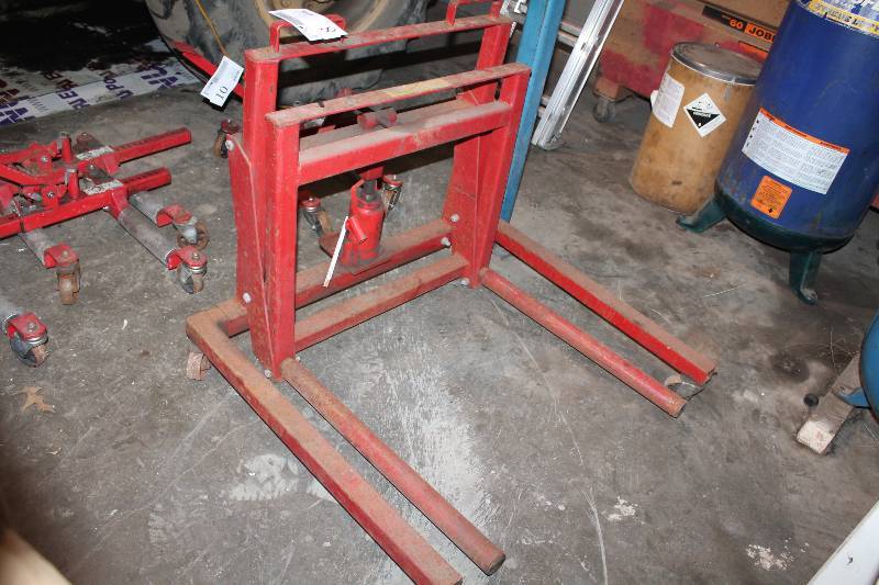 lot 8 image: Tool Exchange 1-Ton Bottle Jack Pallet Lift