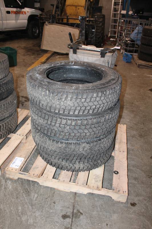 lot 2 image: Lot of (4) General MT400 Tires 22570R19.5