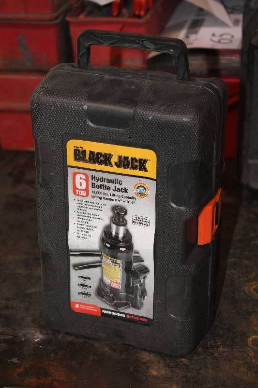lot 87 image: Black & Decker 6-Ton Hydraulic Bottle Jack w Case