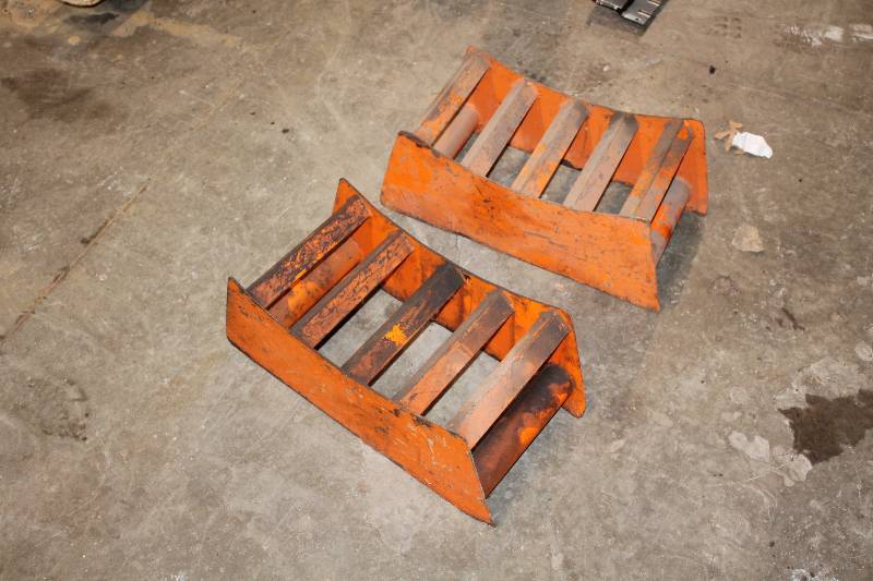 lot 95 image: Lot of (2) Wheel Chocks