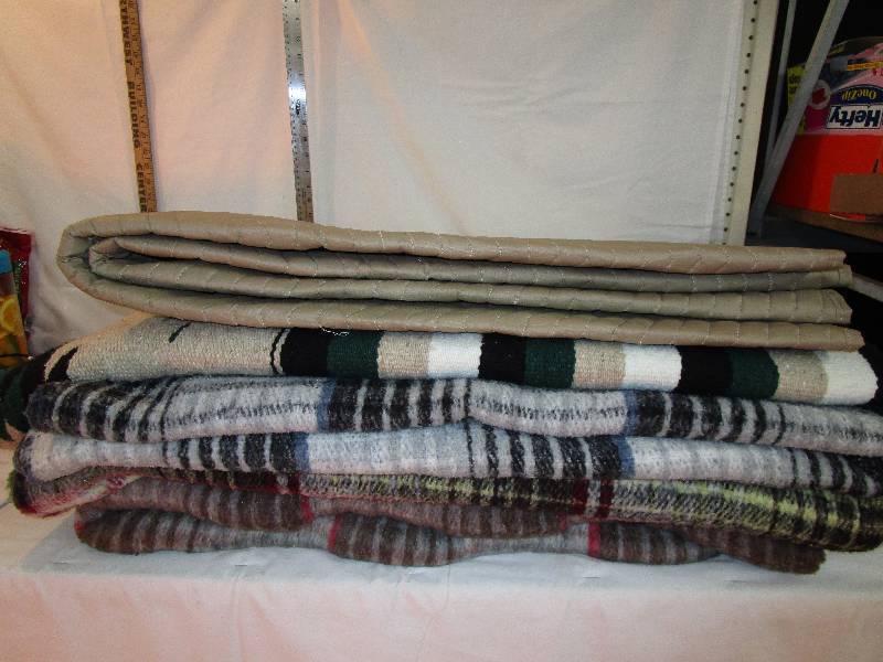 lot 4 image: 4 blankets and a Moving Pad