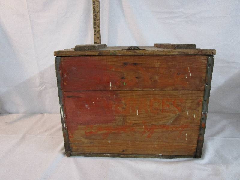lot 22 image: Old Wood Box