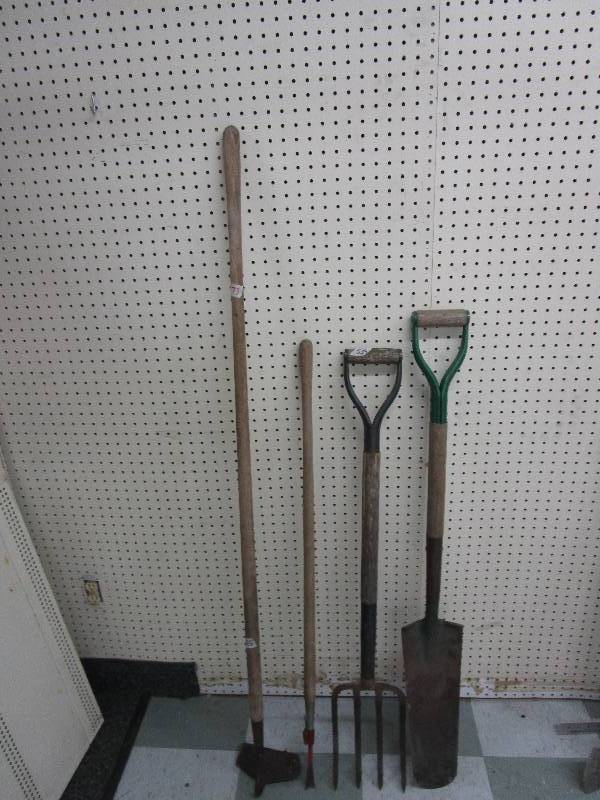 lot 73 image: Various garnden and tools