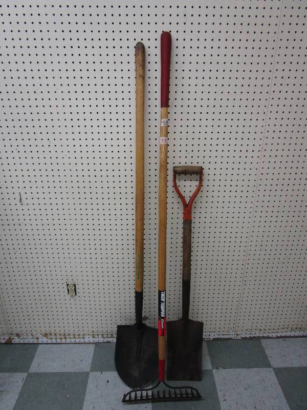 lot 77 image: Various garden tools