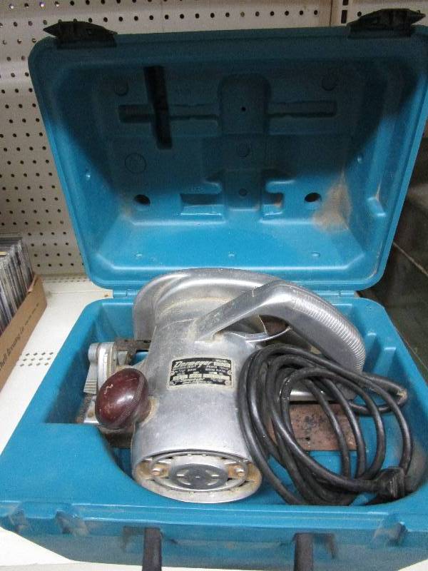 lot 94 image: Dormeyer  6 12 inch saw With Makita case
