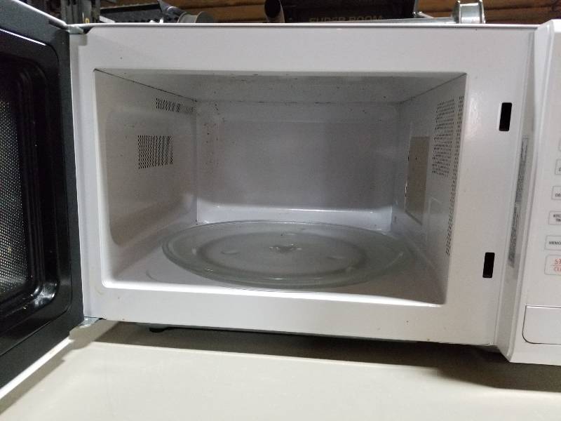 lot 11 image: Magic Chef Microwave - Used