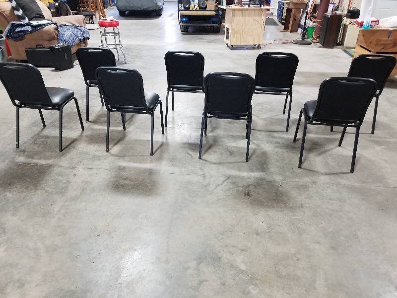 lot 15 image: A lot of 8 black padded meeting chairs - Used