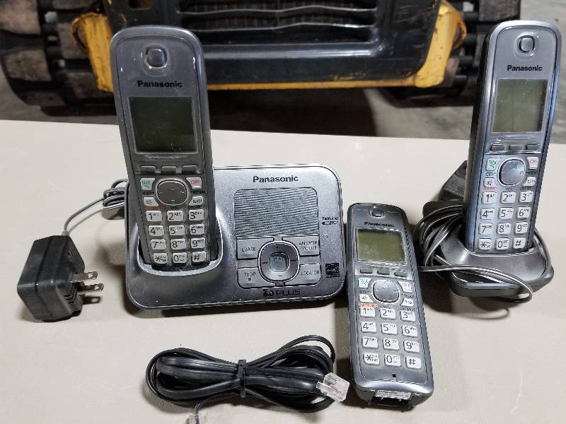 lot 30 image: A set of 3 Panasonic Phones with Answer Machine Base & Durabrand Corded Phone - Used