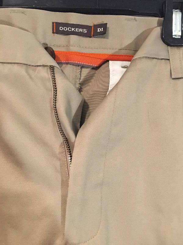 Dockers D1 Khakis 32x32