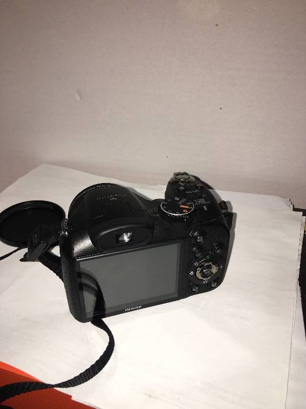 Fujifilm FinePix S1800 12.2 MP Digital Camera