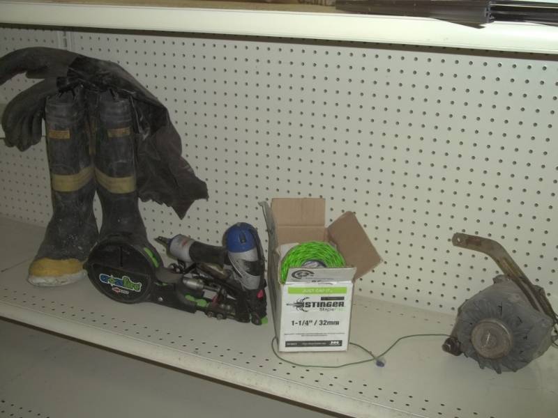 Stinger Staple gun with staples tabs with alternator, long gloves and size 8 boots