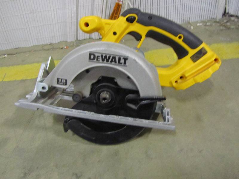 lot 14 image: DEWALT 18-Volt NiCd Cordless 6-12 in. (165 mm) Circular Saw (Tool-Only)