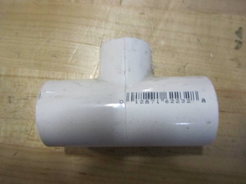 lot 66 image: DURA 1 in. x 1 in. x 34 in. Schedule 40 PVC Reducing Tee (box full see pics)
