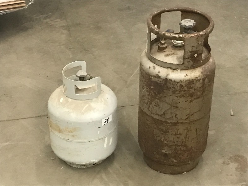 lot 28 image: (1) 20# & (1) 30# LP Tanks ...