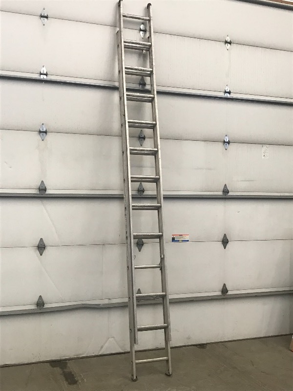 lot 67 image: 24ft Aluminum Extension Ladder, 200...