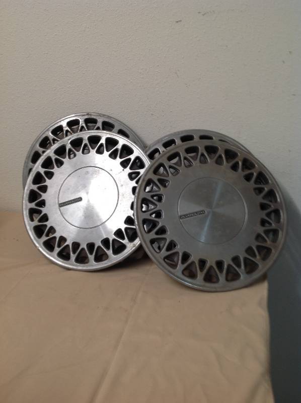 lot 19 image: 4 hub caps off a Plymouth voyager van