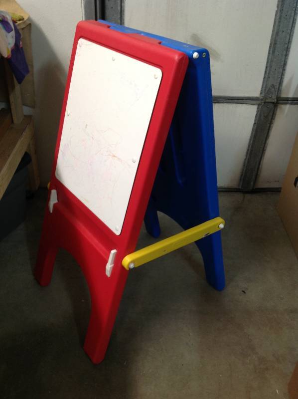 lot 33 image: Kid Drawing Station and Six Puzzles