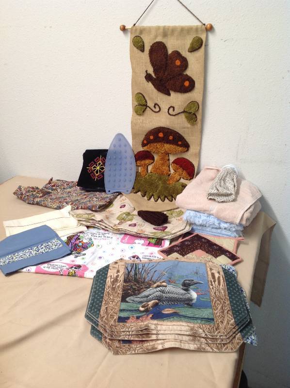 lot 35 image: Kitchen - Towels, Oven Mitts, Place Mats, Table Cloths, Pillow Cases