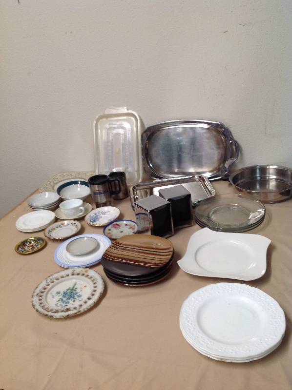 lot 51 image: Kitchen Items- Trays, Dishes, Glass Plates, Mugs