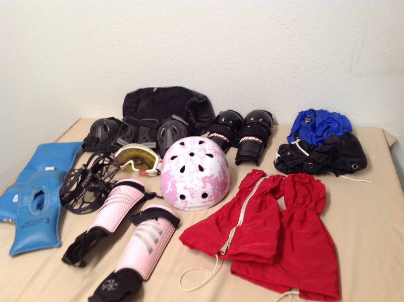 lot 52 image: Skiing Goggles, shin Guards