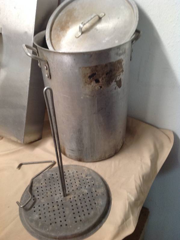 lot 68 image: Large Aluminum Pot with Grill Cover