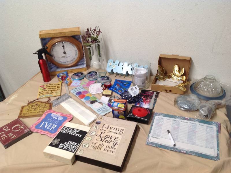 lot 73 image: Home Decor - Signs, Day Clock,