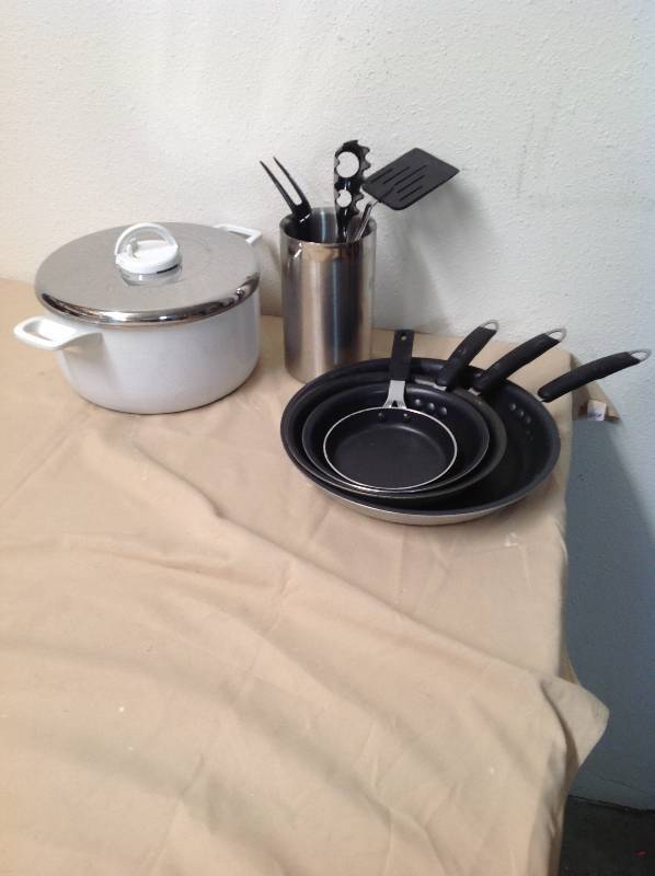 lot 77 image: OGGI Utensil Holder, Frying Pans and one Pot