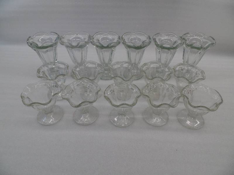 lot 78 image: Glass Sundae Cups