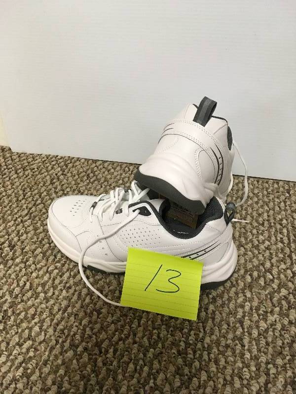 lot 13 image: Kirkland Signature Mens Leather Athletic Shoes White Size 11 New