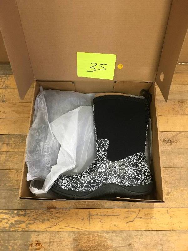 lot 35 image: Arctic Weekend Casual, All-Purpose Winter Boots - Size 9 new