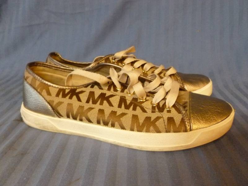 lot 6 image: Michael Kors Shoes