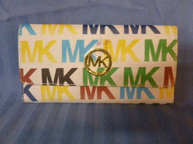 lot 7 image: Michael Kors Wallet