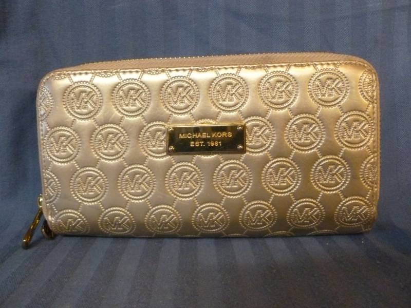 lot 8 image: Michael Kors Wallet