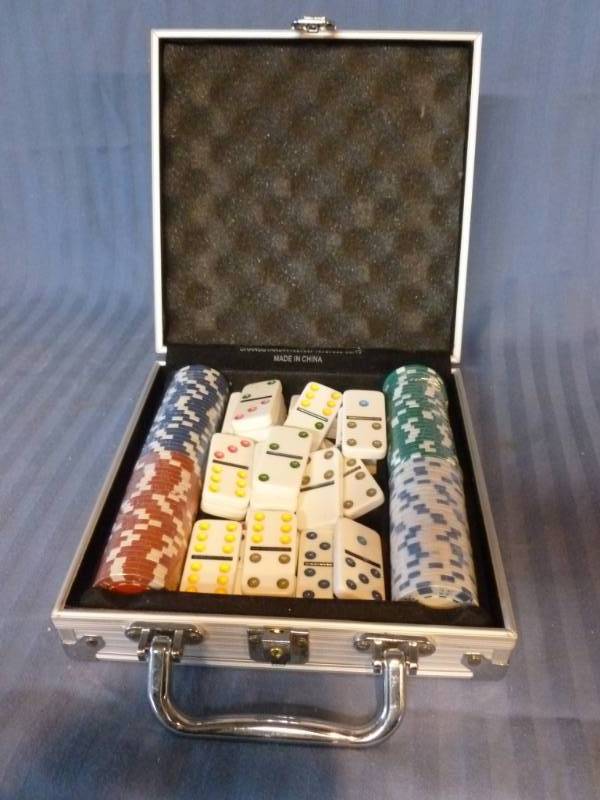 lot 11 image: Dominoes