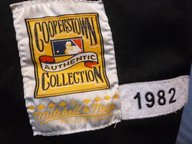 lot 13 image: Sports Jersey