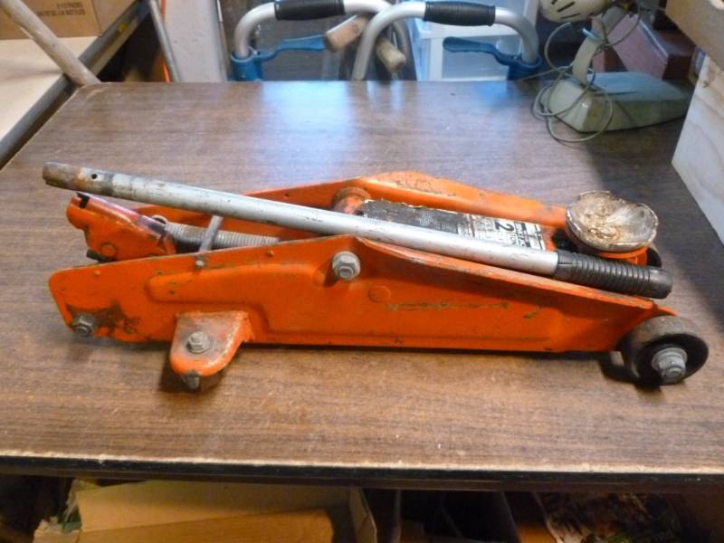 lot 18 image: Floor Jack