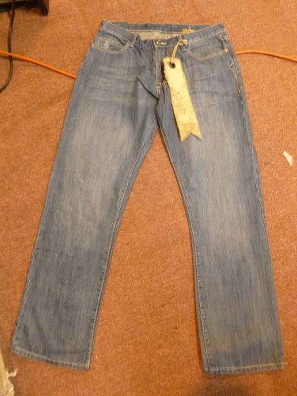 lot 21 image: New Mens Pants