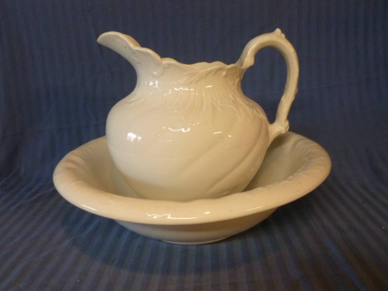 lot 28 image: Vintage Wash Basin