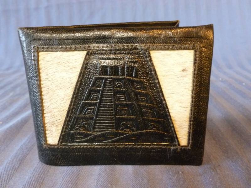 lot 32 image: Leather Wallet