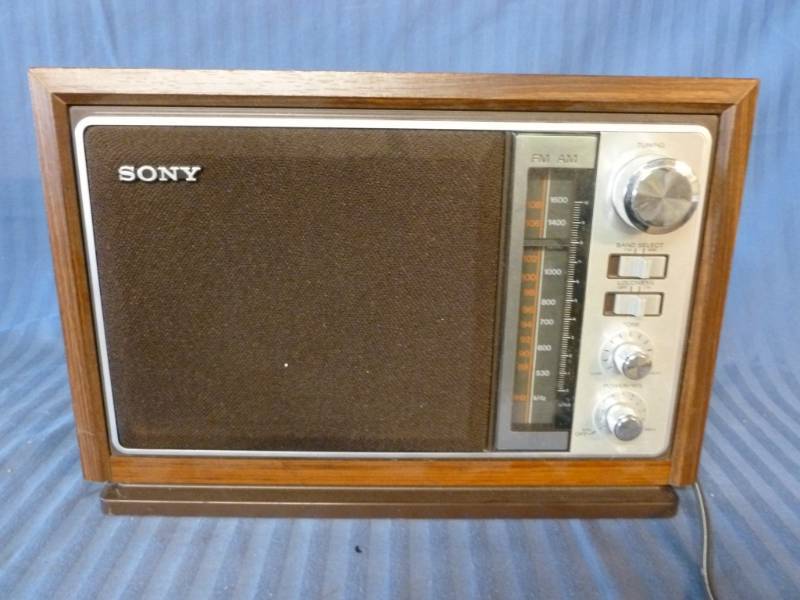 lot 50 image: Shelf Radio
