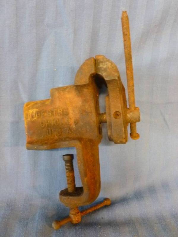 lot 58 image: Vintage Vise