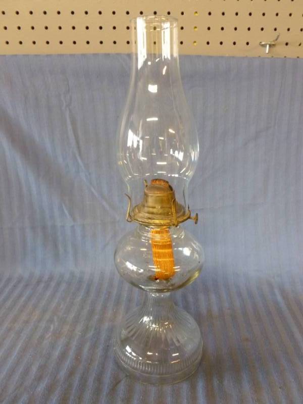 lot 81 image: Vintage Oil Lamp
