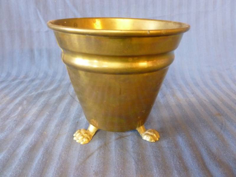lot 97 image: Decorative