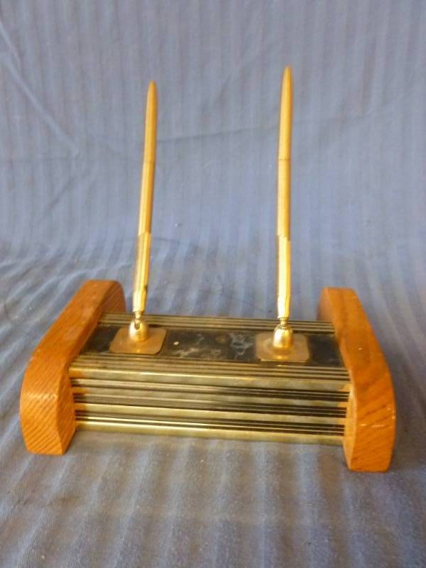 lot 100 image: Pen Set