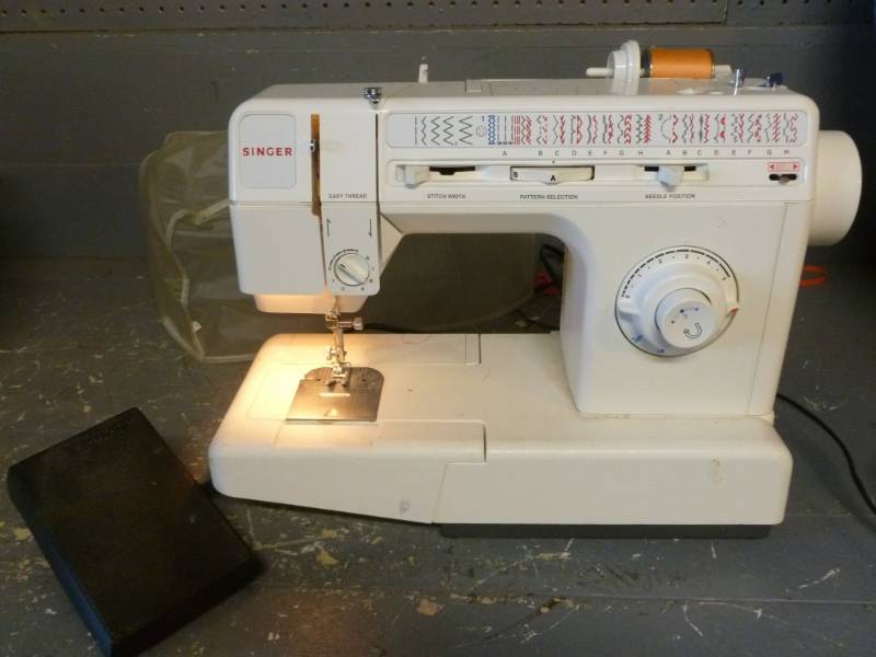 lot 139 image: Singer Sewing Machine