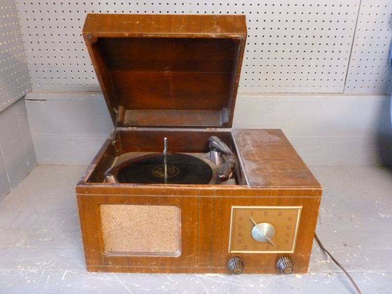 lot 178 image: Vintage Turntable  Radio