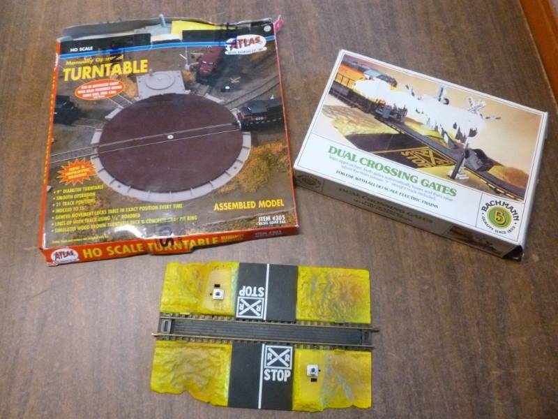lot 203 image: Train Set Items