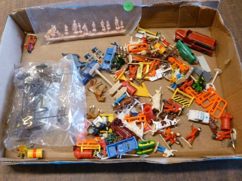 lot 207 image: Train Set Items